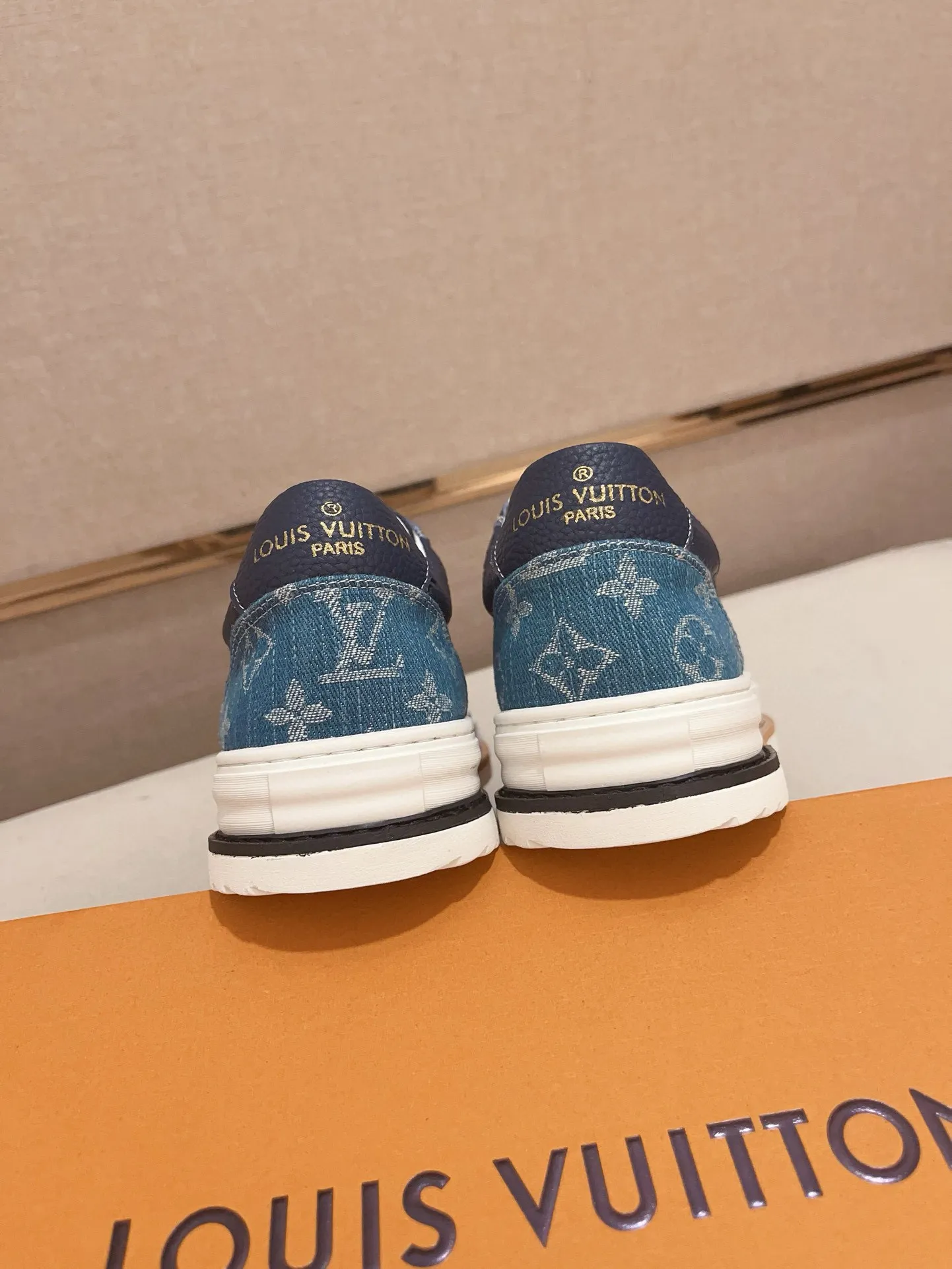 Men's shoes💰 400💰Louis Vuitton (Louis Vuitton/LV) top 🔍🔍 new models are on sale at the same time, the upper 🇮🇹 imported first-layer cowhide from Italy, fully imported sheepskin lining 💪💪, completely 1⃣️ to 1 ⃣️Re-engraved🇮🇹💪💪, ⚠Sole: The original sole is specially provided by the original factory, the exclusive movable molded sole is super comfortable, ⚠The original factory follows the order, 🔍🔍high quality, you can enter and exit the counter at will, welcome to compare⚠. Code number: 38-44. Can be customized for 45 non-refundable!